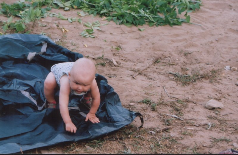 12. Святослав помогает поставить палатку.jpg